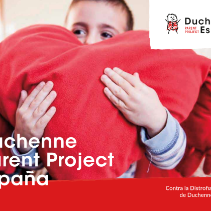 Aparece un niño con un cojín rojo entre los brazos y la imagen del logo de Duchenne