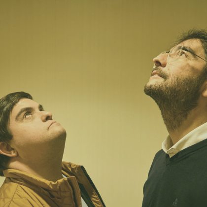 Carlos Rivera, fundador de la Fundación, aparece con su hermano Alex Rivera, con síndrome de Down cuyo nombre es el de la Fundación, en una imagen entrañable dirigiendo la vista ambos dos al infinito 